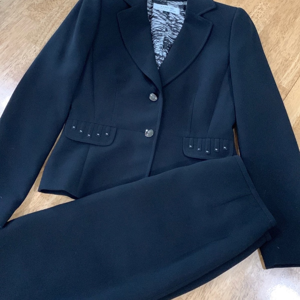 TAHARI skirt suit